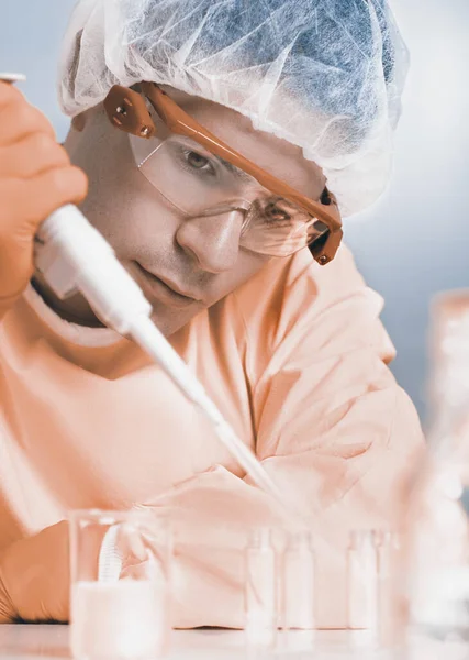 Jovem microbiologista no trabalho, imagem tonificada — Fotografia de Stock