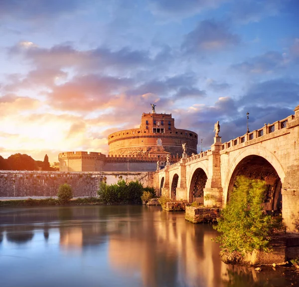 Hrad svatého Angela a most přes řeku Tiber v Římě — Stock fotografie