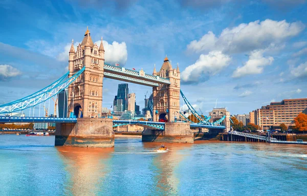 Tower Bridge Słoneczny Dzień Jesienią Lokalizacja Londyn Anglia Wielka Brytania — Zdjęcie stockowe