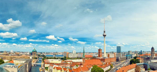 Widok z lotu ptaka na centrum Berlina w jasny dzień, w tym na rzekę S — Zdjęcie stockowe