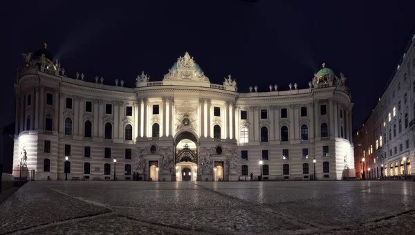 Skrzydło św. Michała w Pałacu Hofburg w Wiedniu, Austria nocą — Zdjęcie stockowe
