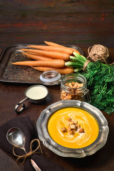 Вкусный вегетарианский морковный суп со сливочными гренками в металле
