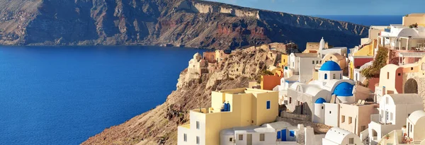 Santorini in Greece - traditional church and architecture of Oia — Stockfoto