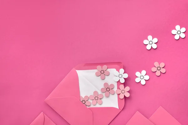 Springtime flat lay on pink paper with decorative wihte and peac — ストック写真