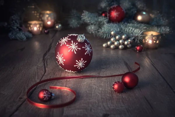 Χριστουγεννιάτικη σύνθεση σε κόκκινο και πράσινο σε ξύλινο τραπέζι — Φωτογραφία Αρχείου