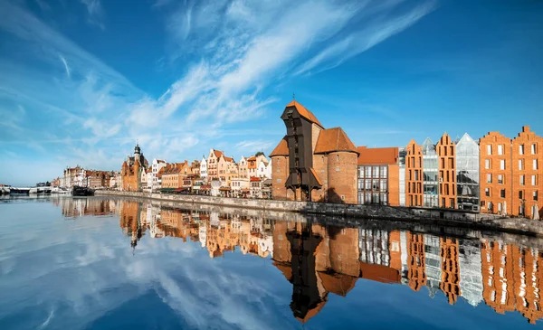 Stadsbeeld van gdansk, bekijken over de rivier — Stockfoto