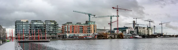 アイルランドのUn 2017年2月1日 Modern Dublin DocklandsまたはSilicon Docks 近代的なアパートのパノラマ 大運河広場 雨の後の新しいオフィスブロックの建設 — ストック写真