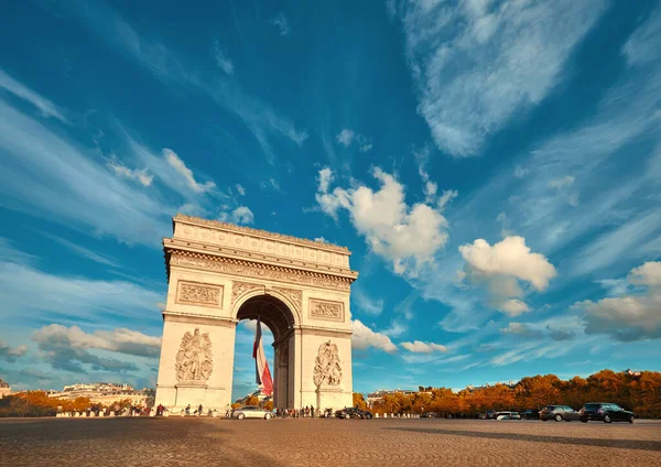 Arc de Triomphe à Paris avec de beaux nuages derrière à l'automne — Photo