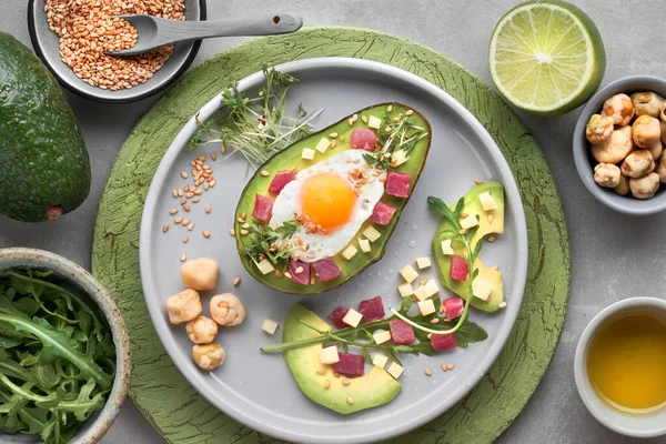 Keto dieetschotel: gebakken Avocado boot met ham blokjes, kwartelei en — Stockfoto