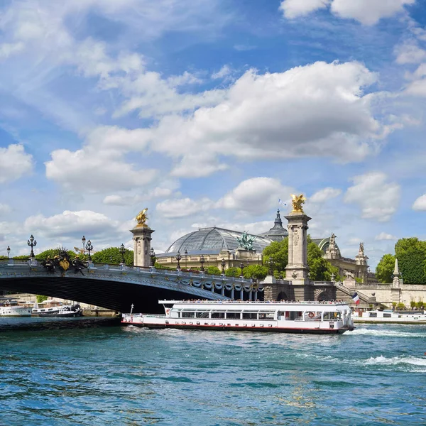 Yolcu gemisi Paris 'teki Alexander II köprüsünün altından geçiyor. — Stok fotoğraf