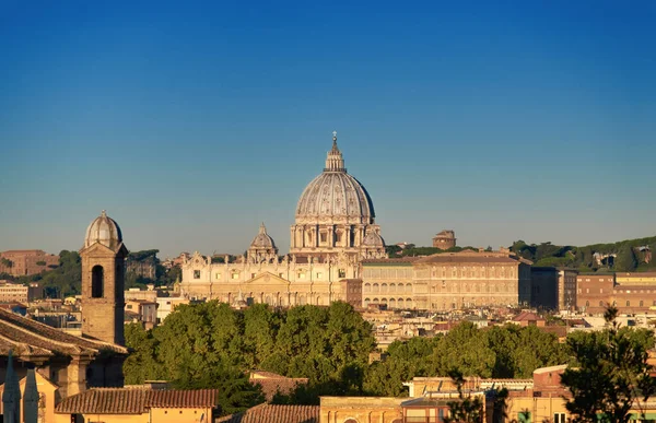 St. Peter's Basilica early in the morning, Rome, Italy. — Stock Photo, Image