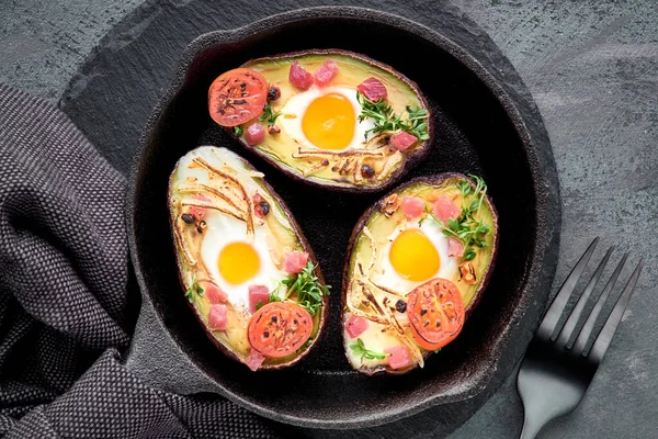 Keto dieetschotel: avocado boten met ham blokjes, kwarteleitjes, kaas — Stockfoto