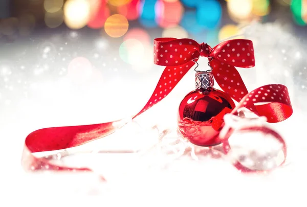 Röd jul grannlåt med rött band på abstrakt vinter backgrou — Stockfoto