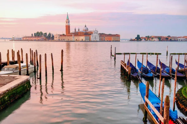 Gondolas amarradas frente a San Giorgio di Maggiore en Venecia —  Fotos de Stock