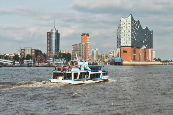 Boot met toeristen gaat op Elbe rivier richting Elbphilharmonie i — Stockfoto