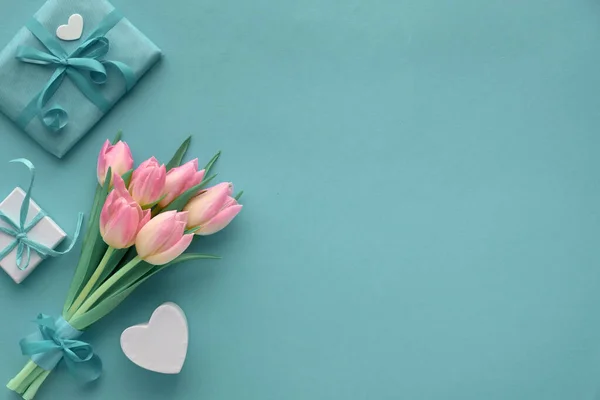 Fondo de papel turquesa de primavera con tulipanes rosados y wrapp —  Fotos de Stock