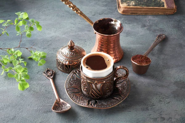 在传统的土耳其铜咖啡壶中烹制的东方咖啡 — 图库照片