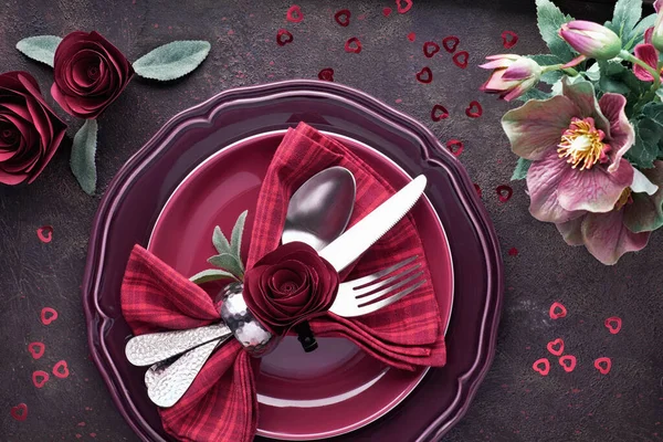 Puesta plana con placas de color burdeos y vajilla decorada con rosas —  Fotos de Stock