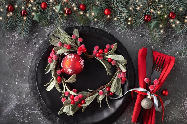 Posa piatta con decorazioni natalizie in verde e rosso con glassato ber — Foto Stock