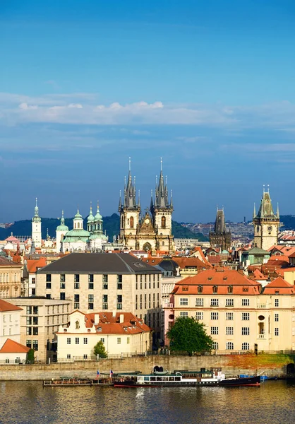 Střechy Staré Prahy se slavnými věžemi za jasného letního dne. T — Stock fotografie