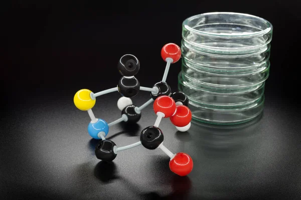 Χημικός τύπος και γυάλινα πιάτα σε σκούρο φόντο — Φωτογραφία Αρχείου