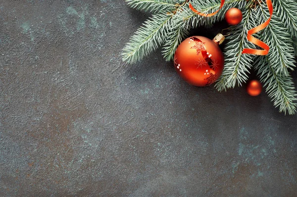 Χριστουγεννιάτικα στολίδια: κλαδιά ελάτης, μούρα και στολίδια Χριστουγέννων — Φωτογραφία Αρχείου