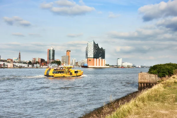 Loď s turisty jede na Labe směrem k Elbphilharmonie v — Stock fotografie