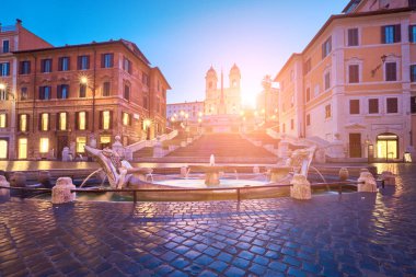 İspanyol Merdivenleri ve Trinita dei Monti Kilisesi, gün doğumu, şafak, sabahın erken saatlerinde Roma, İtalya Piazza di Spagna 'dan manzara