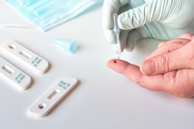 İgm ve IgG 'nin Corona virüsü SARS-CoV-2' yi geliştirerek Covid-19 hastalığına neden olan özel antikorların tespiti için hızlı hızlı hızlı COVID19 testi. Sıhhiye ya da doktor hasta parmağından alınan kanı teste uygular..