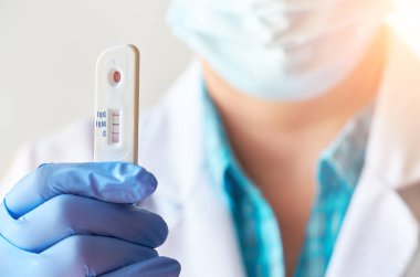Doktor ya da tıp teknisyeni, İgM ve IgG antikorlarının Novel Coronavirus, SARS-CoV-2 'ye gönderildiğini tespit etmek için hızlı bir COVID-19 testi gösteriyor. Covid-19 'a karşı bağışıklık, solunum viral pnömonisi.