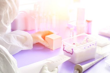 SARS-COV-2 PCR tanı kiti. Koruyucu giysi, maske ve gözlük giyen epidemiyoloji uzmanı hastalarda Covid-19 hastalığına neden olan 2019 nCoV virüsü için hasta örnekleriyle çalışıyor...