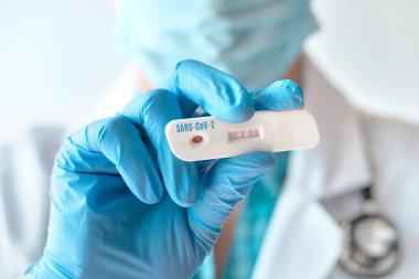 Doktor, Novel Coronavirus, SARS-CoV-2 'ye IgM ve IgG antikorlarının tespiti için hızlı laboratuvar COVID-19 testi gösteriyor. Covid-19 'a karşı bağışıklık, solunum viral pnömonisi.