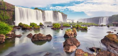 Arjantin 'de Iguazu şelaleleri, Şeytan Ağzı manzaralı. Sis ve bulutlarla dolu birçok görkemli ve güçlü su çağlayanlarının panoramik görüntüsü. Iguazu Vadisi 'nin panoramik görüntüsü..