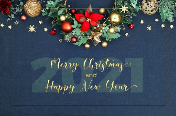 圣诞快乐 2021年新年快乐 装饰圣诞边界 花卉花环 小饰物和红点 经典蓝色亚麻布背景上的红色 金色圣诞装饰品 — 图库照片