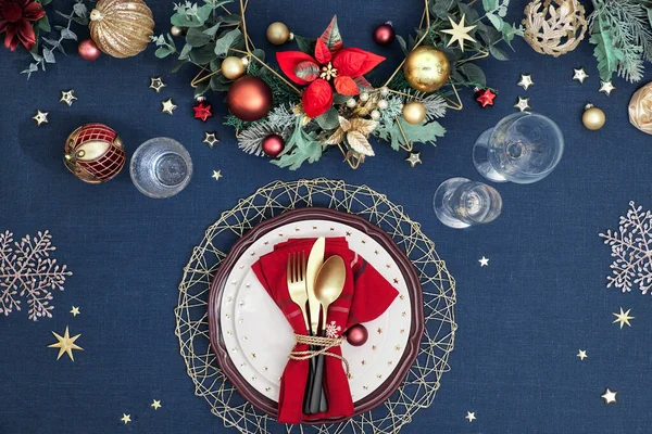Christmas Table Setting Gold Burgundy Dark Blue Colors Flat Lay — Stock Photo, Image
