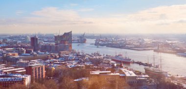 Speicherstadt, liman depoları ve New Elbe Filarmoni Tiyatrosu, Elbphilharmony ile kış aylarında Hamburg üzerindeki Dansçı Kuleler 'den manzara.