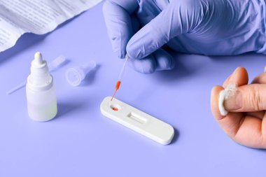İgm ve IgG antikorları için COVID-19 testi yapın. Yeni Coronavirus SARS-CoV-2, Covid-19. Eldivendeki sıhhiyeciler hastanın kanını tek kullanımlık pipetle topluyor. Canlı neon, mor arkaplan.