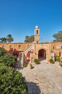 Arkadi Manastırı 'nın girişi ve duvarı, Rethymno Girit Yunanistan. yeşil çalılar ve çiçekler