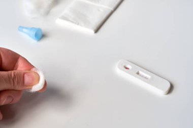 Covid-19 'a neden olan Coronavirus SARS-CoV-2' yi geliştirmek için IgM ve IgG antikorlarının tespiti için hızlı COVID-19 testi. Sabırlı el, parmak karıştırmayı durdurmak için pamuklu parmaklar..