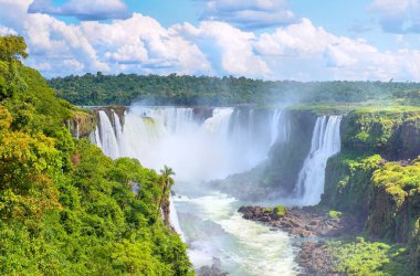 Arjantin 'de Iguazu şelaleleri, Şeytan Ağzı manzaralı. Asılı sisli birçok görkemli ve güçlü su şelalesinin panoramik görüntüsü. Yukarıdan Iguazu vadisinin panoramik görüntüsü.