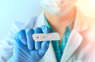 Doktor, Novel Coronavirus, SARS-CoV-2 'ye IgM ve IgG antikorlarının tespiti için hızlı laboratuvar COVID-19 testi gösteriyor. Sürü dokunulmazlığı halkı bu yeni virüsten koruyor..