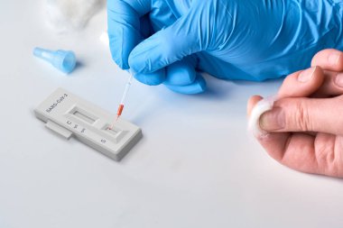 Covid-19 'a neden olan Corona virüsü SARS-CoV-2' yi geliştirmek için IgM ve IgG antikorlarının tespiti için hızlı COVID-19 testi yapın. Parmak karıştırmayı durdurmak için pamuklu sabırlı parmak..