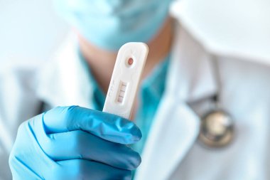 Doktor, Novel Coronavirus, SARS-CoV-2 'ye IgM ve IgG antikorlarının tespiti için hızlı laboratuvar COVID-19 testi gösteriyor. Yeni patojene karşı dokunulmazlık dünya çapında salgınlara neden oluyor.