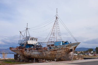 Akdeniz manzaralı eski bir tekne enkazı Latsi cysi
