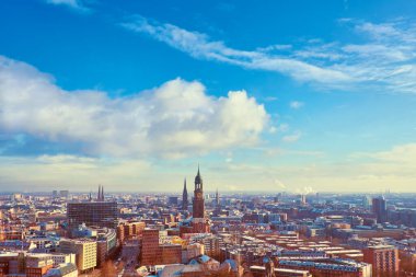 St. Michael Kilisesi (Almanca: St. Michaelis), Speicherstadt, Elbe Nehri ve Yeni Filarmoni Tiyatrosu, Elbphilharmony.