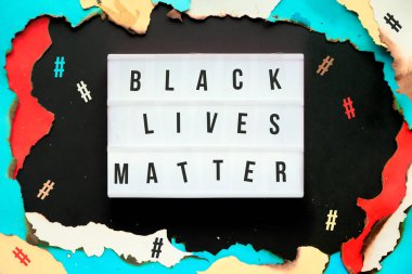 BLM hareketi. Yanmış kenarları olan kağıt deliği, siyah hayatlar ışık kutusunda önemli, hashtag 'ler etrafta. Protesto, gösteri, ırkçılığa karşı hareket, ırk ayrımcılığı.