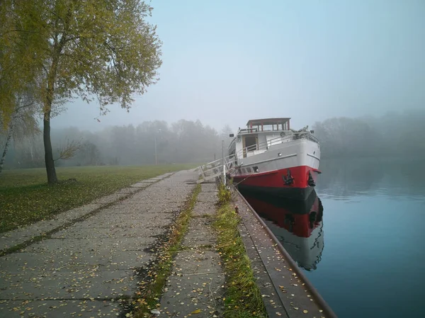 Een Veerboot Gestrand Een Afgelegen Haven Een Mistige Herfstdag Een — Stockfoto