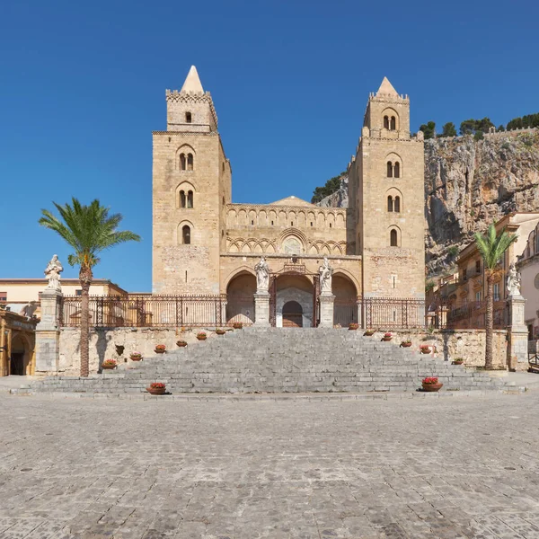 Vooraanzicht Van Beroemde Unesco Werelderfgoed Kerk Cefalu Sicily Decoratieve Fleowerpots — Stockfoto