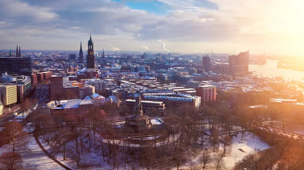 Scénický Panoramatický Pohled Tančících Věží Nad Hamburkem Pod Sněhem Zimě — Stock fotografie