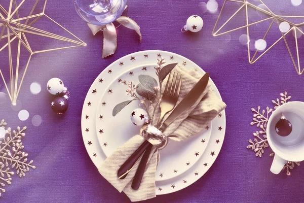 Рождественский Стол Белой Тарелкой Золотой Посудой Позолоченными Украшениями Плоский Вид — стоковое фото
